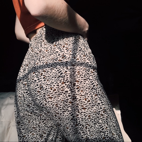 High Waisted Printed Capri Pants with POCKETS! - Picture 3 of 3